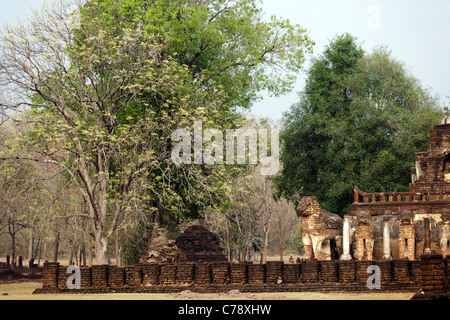 alten Khmer Tempel Wat Chang Lom in Si Satchanalai Geschichtspark, in der Nähe von Sukhothai, Thailand Stockfoto