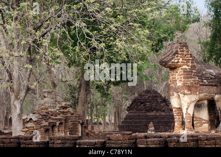 alten Khmer Tempel Wat Chang Lom in Si Satchanalai Geschichtspark, in der Nähe von Sukhothai, Thailand Stockfoto