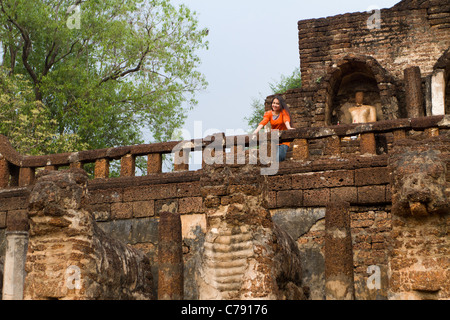 Thai Frau Tourist im alten Khmer-Tempel Wat Chang Lom in Si Satchanalai Geschichtspark, in der Nähe von Sukhothai, Thaailand Stockfoto