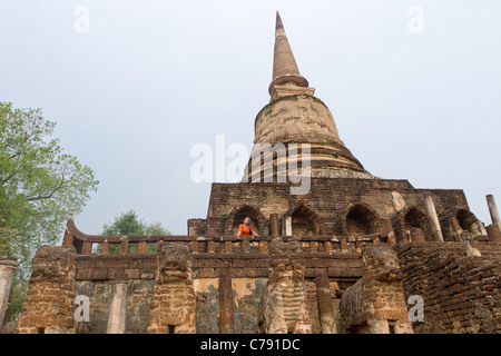 Thai Frau Tourist im alten Khmer-Tempel Wat Chang Lom in Si Satchanalai Geschichtspark, in der Nähe von Sukhothai, Thailand Stockfoto