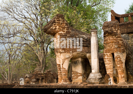 alten Khmer Tempel Wat Chang Lom in Si Satchanalai Geschichtspark, in der Nähe von Sukhothai, Thailand Stockfoto