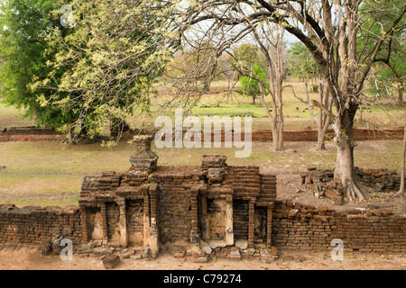 alten Khmer Tempel Wat Chang Lom in Si Satchanalai Geschichtspark, in der Nähe von Sukhothai, Thailand Stockfoto