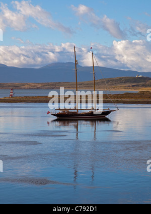 Yacht im kommerziellen Hafen von Ushuaia, Feuerland, Argentinien Stockfoto