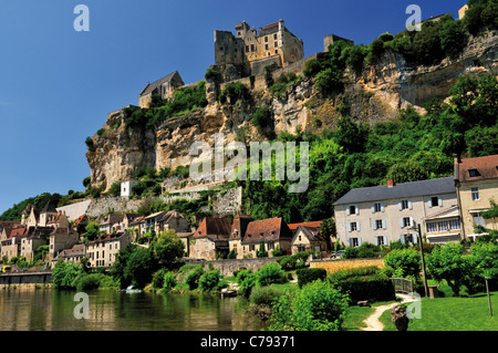 Frankreich, Perigord: Blick zum mittelalterlichen Dorf und Schloss Beynac et Cazenac Stockfoto