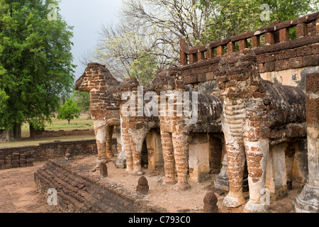 alten Khmer Tempel Wat Chang Lom in Si Satchanalai Geschichtspark, in der Nähe von Sukhothai, Thailand Stockfoto