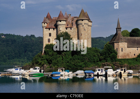 Frankreich, Auvergne: Blick auf Schloss Chateau de Val und die Flut Bort-Les-Orgues Stockfoto