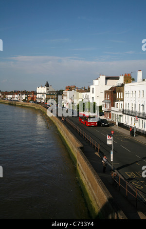 Die Terrasse entlang der Themse in Barnes, London, UK Stockfoto