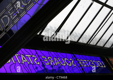 Buntglas-Schriftzug in den überdachten Eingang zur u-Bahn-Station Leicester Square, London, UK Stockfoto