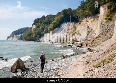 Spaziergänger am Strand von Kreidefelsen in der Nähe von Sassnitz, Nationalpark Jasmund, Rügen, Mecklenburg Vorpommern, Deutschland Stockfoto