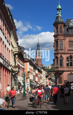 Menschen Auf der Hauptstraße in der Altstadt von Heidelberg, Baden-Württemberg, Fussgaengerzone Und Einkaufsstrasse Stockfoto