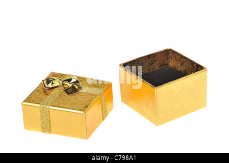 Geschenk-Box. Goldene Farbe. Es ist isoliert auf weißem Hintergrund Stockfoto