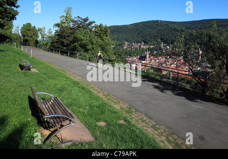 D-Heidelberg, Neckar, Rhein-Neckar-Raum, Naturpark Neckartal-Odenwald, Bergstraße, Odenwald, Baden-Württemberg, D-Heidelberg-Neuenheim, Heiligenberg, Philosophenweg, Wanderweg, Blick über die Altstadt, Koenigstuhl, Jogger, Joggen Stockfoto