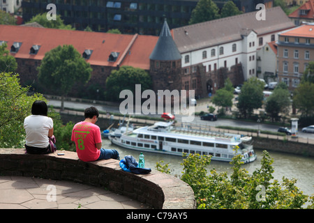 D-Heidelberg, Neckar, Rhein-Neckar-Raum, Natur Naturschutzgebiet Neckartal-Odenwald, Bergstraße, Odenwald, Baden-Württemberg, D-Heidelberg-Neuenheim, Heiligenberg, Philosophenweg, Touristen sitzen auf einer Aussichtsplattform mit Blick auf die Altstadt Stockfoto