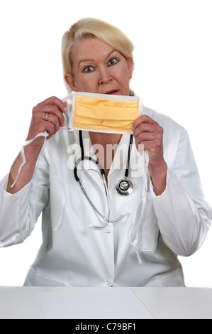 medizinische Mitarbeiter hält eine klinische Maske mit beiden Händen Stockfoto