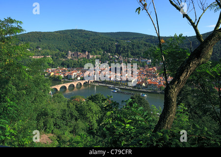 Panoramablick Vom Philosophenweg Auf Dem Heiligenberg Auf sterben Altstadt von Heidelberg, Baden-Württemberg, Im Hintergrund der Koenigstuhl Stockfoto