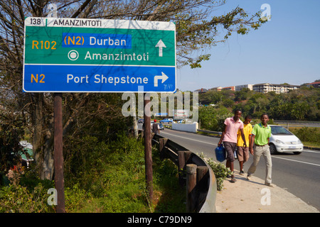 Jungen vorbeigehen Straßenschild an Amanzimtoti, KwaZulu-Natal, Südafrika. Stockfoto