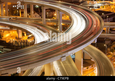 Verkehr auf Nanpu-Brücke-Kreisverkehr in der Dämmerung; Dongjiadu: Shanghai; China Stockfoto