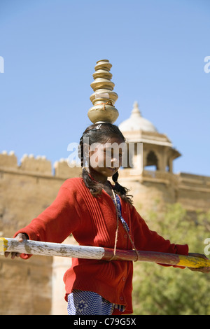 Ein Kind Acrobat führt am Eingang zum Jaisalmer Fort in der Wüste Thar im indischen Bundesstaat Rajasthan liegt Fort Tor Stockfoto