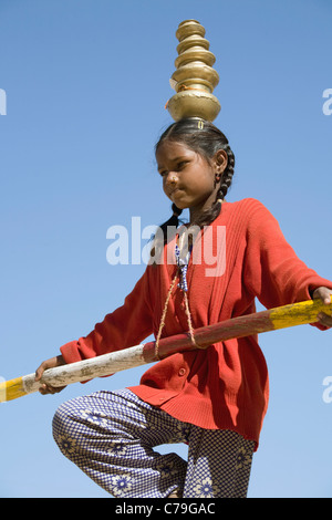 Ein Kind Acrobat führt am Eingang zum Jaisalmer Fort in der Wüste Thar im indischen Bundesstaat Rajasthan liegt Fort Tor Stockfoto