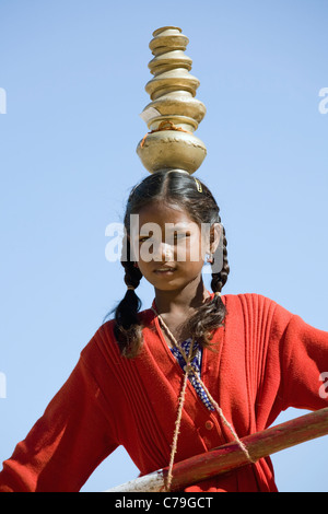 Ein Kind Acrobat führt am Eingang zum Jaisalmer Fort in der Wüste Thar im indischen Bundesstaat Rajasthan liegt Fort Tor Stockfoto