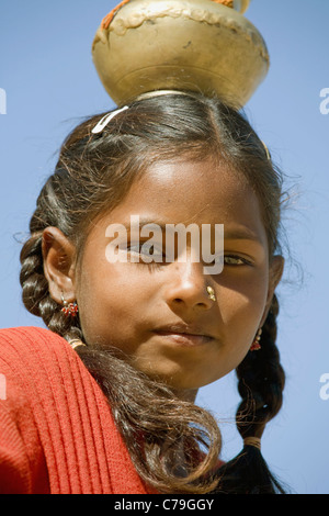 Ein Kind Acrobat führt am Eingang zum Jaisalmer Fort in der Wüste Thar im indischen Bundesstaat Rajasthan liegt Fort Tor Stockfoto