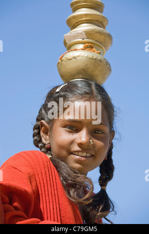 Ein Kind Acrobat führt am Eingang zum Jaisalmer Fort in der Wüste Thar im indischen Bundesstaat Rajasthan liegt Fort Tor Stockfoto