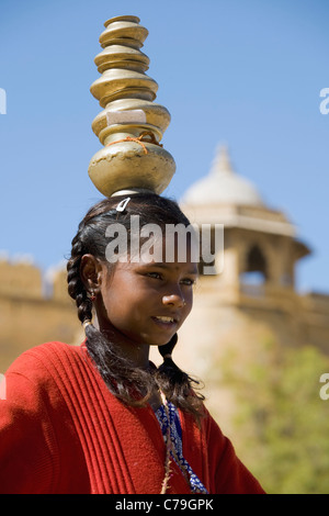 Ein Kind Acrobat führt am Eingang zum Jaisalmer Fort in der Wüste Thar im indischen Bundesstaat Rajasthan liegt Fort Tor Stockfoto