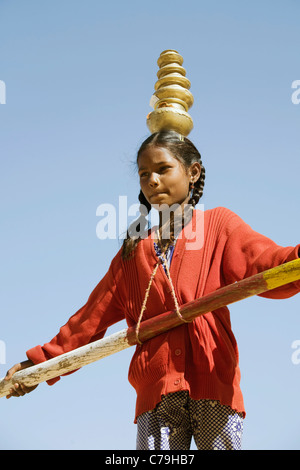 Ein Kind Acrobat führt am Eingang zum Jaisalmer Fort in der Wüste Thar im indischen Bundesstaat Rajasthan liegt Fort Tor Stockfoto