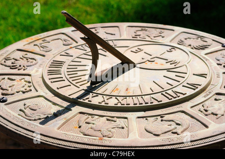 Sonnenuhr mit astrologischen Zeichen zeigt 12:00 Uhr. Stockfoto