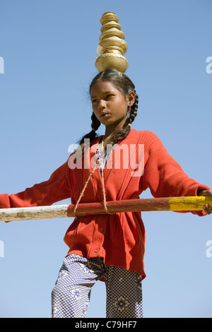 Ein Kind Acrobat führt am Eingang zum Jaisalmer Fort in der Wüste Thar im indischen Bundesstaat Rajasthan liegt Fort Tor Stockfoto