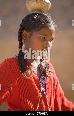 Ein Kind Acrobat führt am Fort Gate Eingang Jaisalmer Fort in der großen Wüste Thar im indischen Bundesstaat Rajasthan Stockfoto