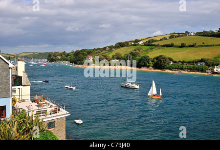 Szene aus Salcombe Devon Blick in Richtung Osten Portlemouth Strand mit einer Salcombe Yawl von Segeln. Stockfoto