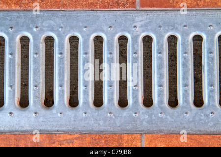 Hintergrund von ein Gitter aus dem Regenwasser abfließen Stockfoto