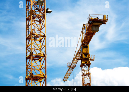 Zwei Kräne vor einem blauen Himmel auf einer Baustelle Stockfoto