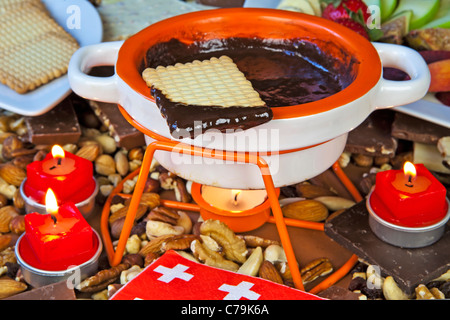 Schokoladenfondue mit Obst und Gebäck Stockfoto