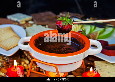 Schokoladenfondue mit Obst und Gebäck Stockfoto