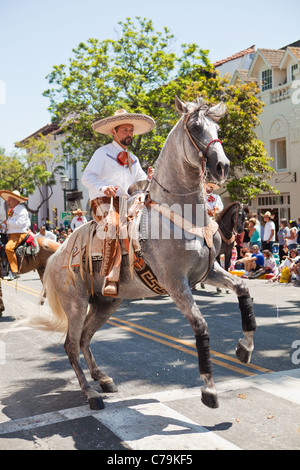 Pferd bäumt während Hispanic Reiterin beteiligt sich an der Parade des Old Spanish Tage Fiesta, Santa Barbara, Kalifornien Stockfoto