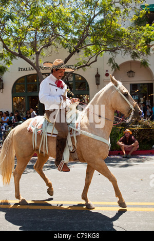 Hispanische Reiterin beteiligt sich an der Öffnung Tagesparade der alte spanische Tage Fiesta, Santa Barbara, Kalifornien Stockfoto