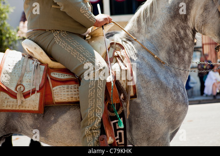 Hispanische Reiterin beteiligt sich an der Öffnung Tagesparade der alte spanische Tage Fiesta, Santa Barbara, Kalifornien Stockfoto