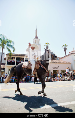 Hispanische Reiterin beteiligt sich an der Öffnung Tagesparade der alte spanische Tage Fiesta, Santa Barbara, Kalifornien Stockfoto