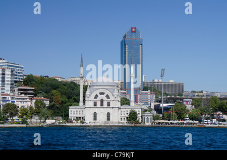 Türkei, Istanbul, Dolmabahce Palast. 19. Jahrhundert Sultan Residenz befindet sich am Ufer des Bosporus. Palast-Moschee. Stockfoto