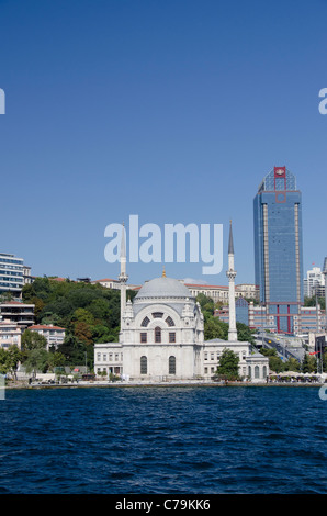 Türkei, Istanbul, Dolmabahce Palast. 19. Jahrhundert Sultan Residenz befindet sich am Ufer des Bosporus. Stockfoto
