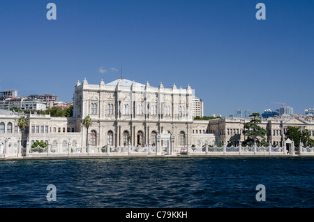 Türkei, Istanbul, Dolmabahce Palast. 19. Jahrhundert Sultan Residenz befindet sich am Ufer des Bosporus. Stockfoto