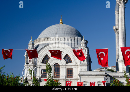 Türkei, Istanbul, Dolmabahce Palast. 19. Jahrhundert Sultan Residenz befindet sich am Ufer des Bosporus. Palast-Moschee. Stockfoto
