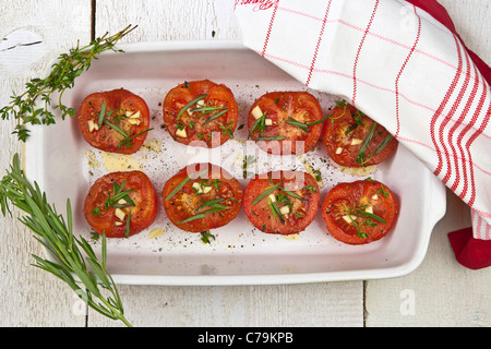 Mediterranean Gebackene Tomaten gewürzt mit Rosmarin und Thymian Stockfoto