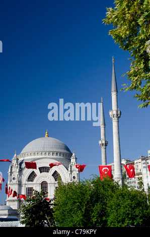 Türkei, Istanbul, Dolmabahce Palast. 19. Jahrhundert Sultan Residenz befindet sich am Ufer des Bosporus. Palast-Moschee. Stockfoto