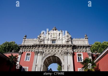 Türkei, Istanbul, Dolmabahce Palast. 19. Jahrhundert Sultan Residenz befindet sich am Ufer des Bosporus. Stockfoto