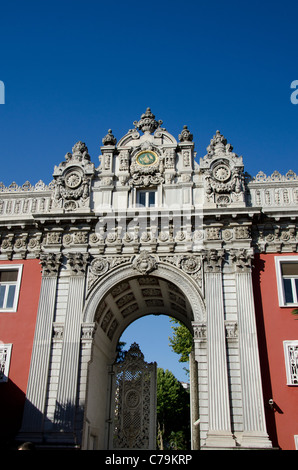 Türkei, Istanbul, Dolmabahce Palast. 19. Jahrhundert Sultan Residenz befindet sich am Ufer des Bosporus. Stockfoto