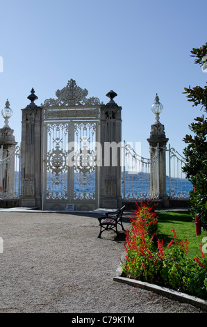 Türkei, Istanbul, Dolmabahce Palast. 19. Jahrhundert Sultan Residenz befindet sich am Ufer des Bosporus. Stockfoto