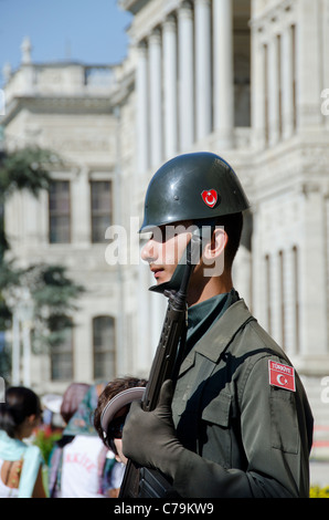 Türkei, Istanbul, Dolmabahce Palast. 19. Jahrhundert Sultan Residenz befindet sich am Ufer des Bosporus. Stockfoto